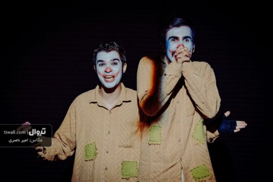 نمایش «دماغ سرخه» نوشته و کارگردانی دامون لادن، در تماشاخانه طهران اجرا می‌شود و روایتگر جریان افکار دو دلقک بر روی صحنه است؛ افکاری که گاه طنزآمیز و گاه خطرناک هستند.