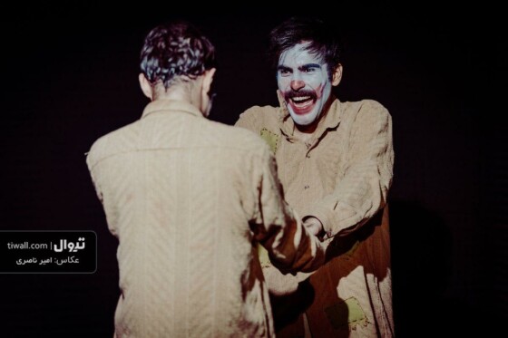 نمایش «دماغ سرخه» نوشته و کارگردانی دامون لادن، در تماشاخانه طهران اجرا می‌شود و روایتگر جریان افکار دو دلقک بر روی صحنه است؛ افکاری که گاه طنزآمیز و گاه خطرناک هستند.