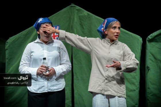 نمایش سیدنی به نویسندگی و کارگردانی احسان رضوانی، در کمپ پناهجویانی در استرالیا می گذرد که قرار است بازرس اداره مهاجرت به پرونده برخی از آنان از ایران و ملیت‎های دیگر رسیدگی کند.