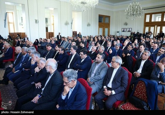 نشست رئیس جمهور با معاونان و مدیران وزارت امور خارجه