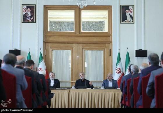 نشست رئیس جمهور با معاونان و مدیران وزارت امور خارجه