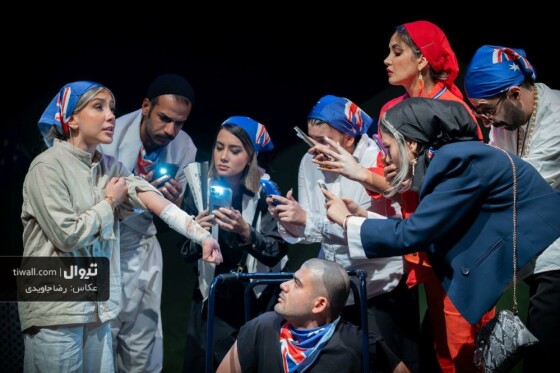 نمایش سیدنی به نویسندگی و کارگردانی احسان رضوانی، در کمپ پناهجویانی در استرالیا می گذرد که قرار است بازرس اداره مهاجرت به پرونده برخی از آنان از ایران و ملیت‎های دیگر رسیدگی کند.