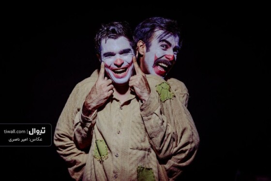 نمایش «دماغ سرخه» نوشته و کارگردانی دامون لادن، در تماشاخانه طهران اجرا می‌شود و روایتگر جریان افکار دو دلقک بر روی صحنه است؛ افکاری که گاه طنزآمیز و گاه خطرناک هستند.