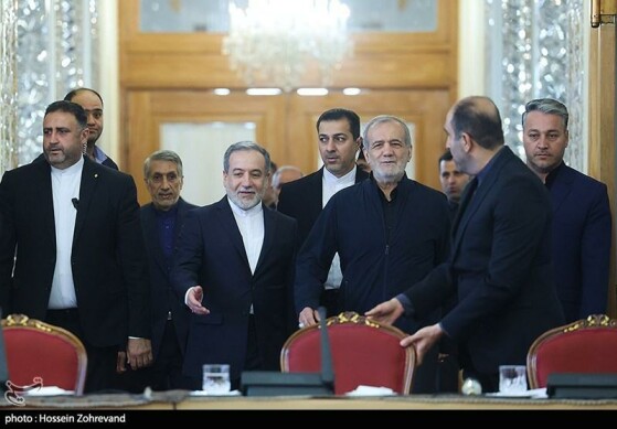 نشست رئیس جمهور با معاونان و مدیران وزارت امور خارجه