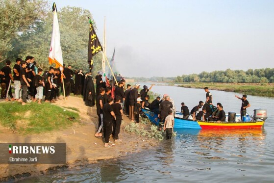 عبور کاروان پیاده‌روی انصارالحسین(ع) از دل رودخانه به سوی کربلا