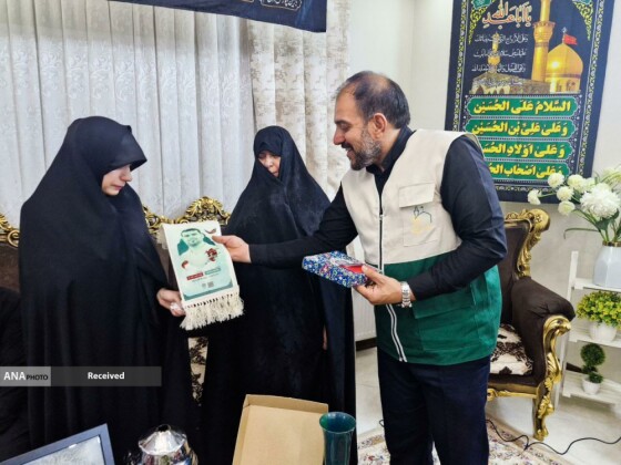 تکریم خادمیاران رضوی از خانواده شهدا