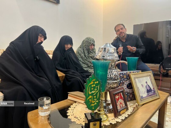 تکریم خادمیاران رضوی از خانواده شهدا