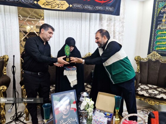 تکریم خادمیاران رضوی از خانواده شهدا