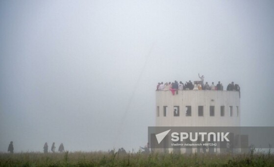 بازدیدکنندگان در جشنواره بین‌المللی اشیاء منظر آرکستویانی ۲۰۲۵ در پارک هنری نیکولا-لنیوتس، در منطقه کالوگا، روسیه شرکت می‌کنند.