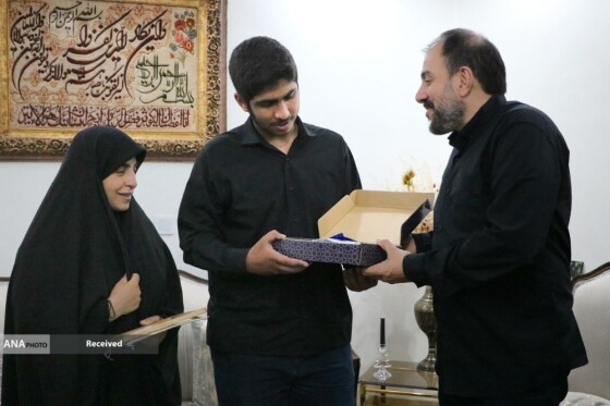 تکریم خادمیاران رضوی از خانواده شهدا