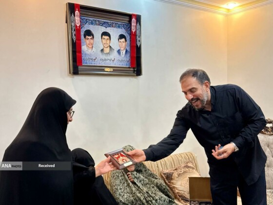 تکریم خادمیاران رضوی از خانواده شهدا