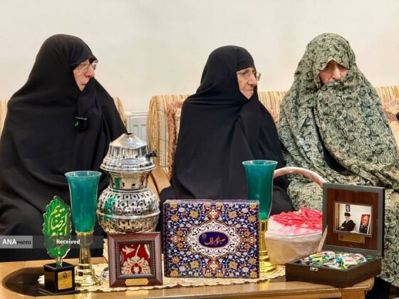 تکریم خادمیاران رضوی از خانواده شهدا