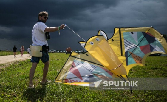 یک بازدیدکننده در جشنواره بین‌المللی آثار منظر آرکستویانی ۲۰۲۵ در پارک هنری نیکولا-لنیوتس، در منطقه کالوگا، روسیه شرکت می‌کند.