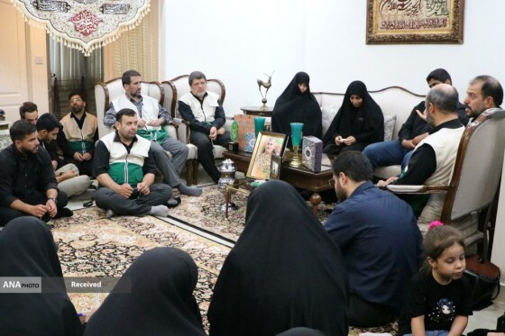 تکریم خادمیاران رضوی از خانواده شهدا