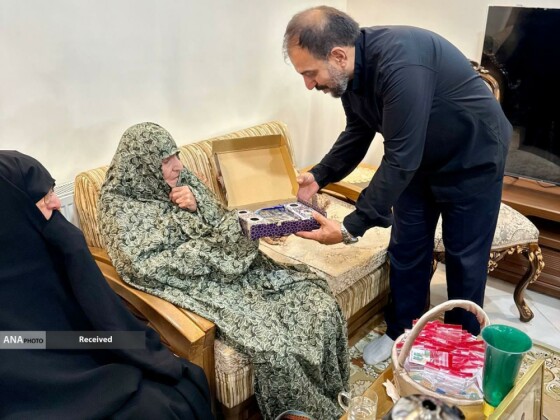 تکریم خادمیاران رضوی از خانواده شهدا