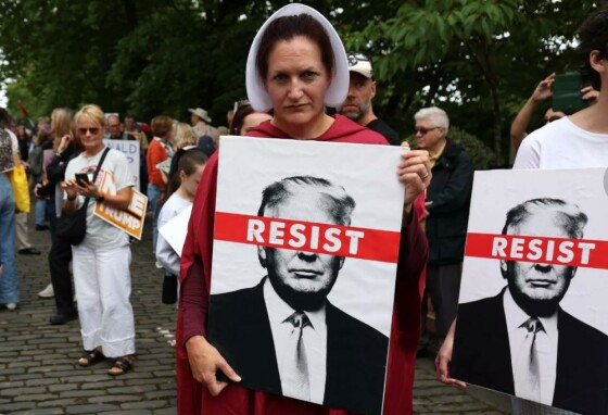 یک تظاهرکننده در جریان اعتراض «ائتلاف توقف ترامپ» در نزدیکی ساختمان کنسولگری ایالات متحده در ادینبورگ، اسکاتلند، پلاکاردی را در دست دارد.