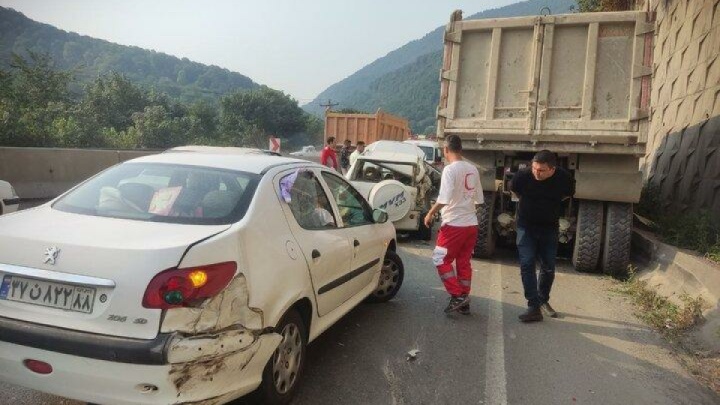 تصادف زنجیره‌ای ۸ خودرو یک مصدوم برجای گذاشت