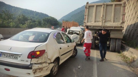 تصادف زنجیره‌ای ۸ خودرو یک مصدوم برجای گذاشت