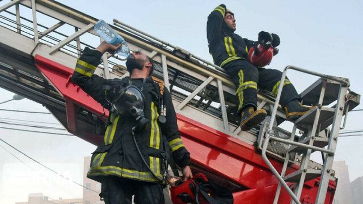 مهار آتش‌سوزی در یک مجتمع تجاری در درگهان قشم