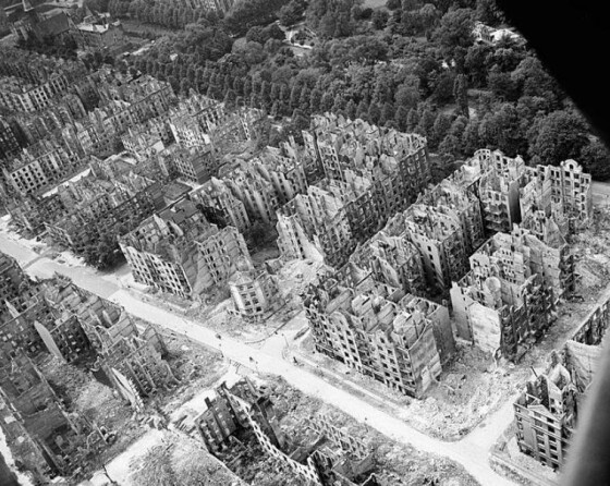 در طول دوره ۲۴ تا ۳۰ ژوئیه ۱۹۴۳، نیروی هوایی سلطنتی ۲۳۵۵ سورتی پرواز شبانه و نیروی هوایی آمریکا ۲۳۵ پرواز شبانه بر فراز هامبورگ انجام دادند.