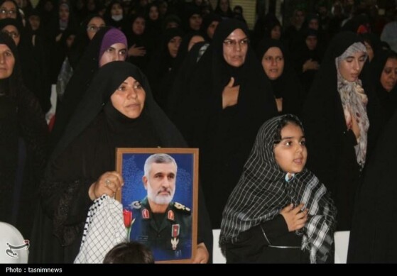 مردم در سوگ قهرمانان