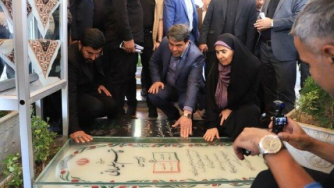 فیلم/ ادای احترام وزیر راه و شهرسازی به شهدای کرمان و سردار سلیمانی