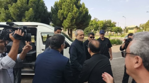 فیلم/افتتاح واحد تولیدی ظروف شیشه‌ای در زنجان با حضور رئیس جمهور