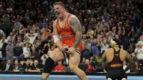 خلبان آمریکایی رقیب امیرحسین زارع روی تشک کشتی