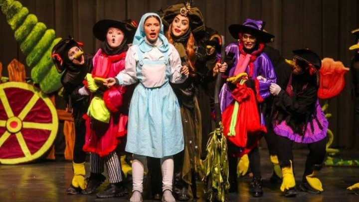 هم نمایش، هم آموزش