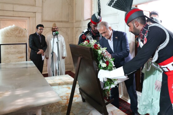 حضور در آرامگاه اقبال لاهوری