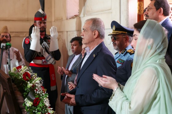 حضور در آرامگاه اقبال لاهوری