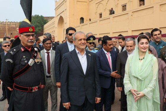 حضور در آرامگاه اقبال لاهوری