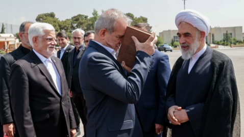 گزارش تصویری/ تصاویر بدرقه رئیس جمهور پیش از عزیمت به پاکستان