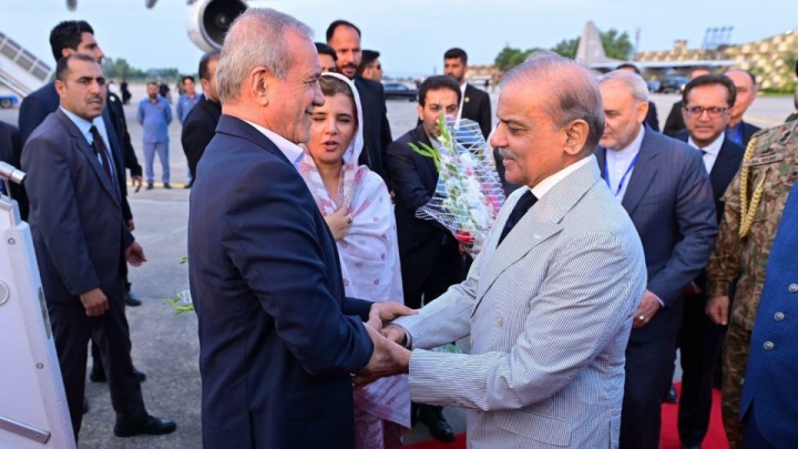 پزشکیان وارد اسلام‌آباد شد