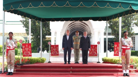 برگزاری مراسم استقبال رسمی از پزشکیان از سوی شهباز شریف