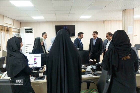 بازدید معاون سیاسی وزیر کشور از روزنامه ایران