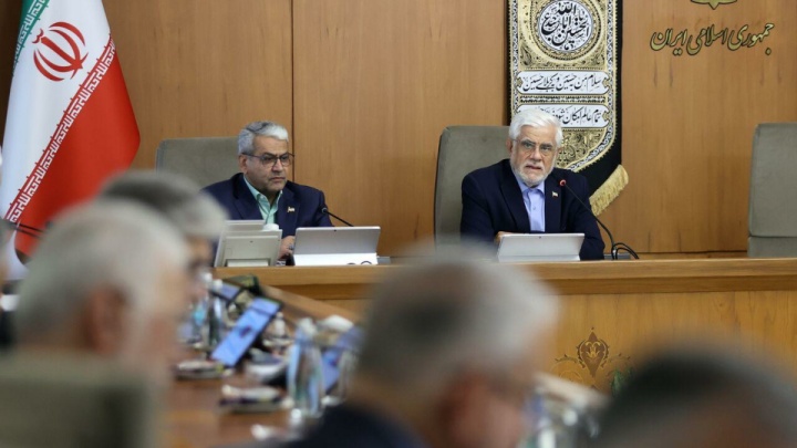 عارف:معیشت مردم راهبرد اصلی دولت در برنامه‌های اقتصادی است/ برخورد جدی با گرانفروشی