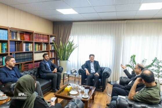 بازدید معاون سیاسی وزیر کشور از روزنامه ایران