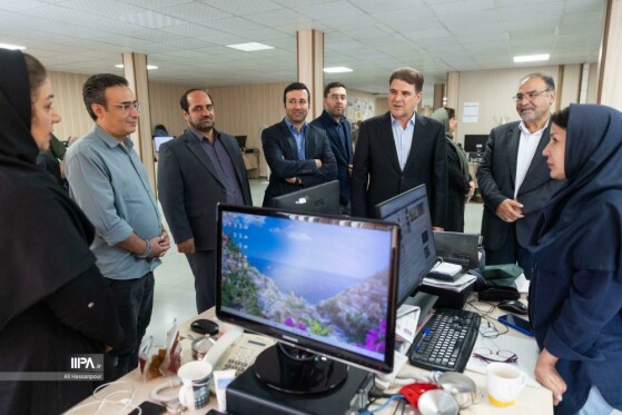 بازدید معاون سیاسی وزیر کشور از روزنامه ایران