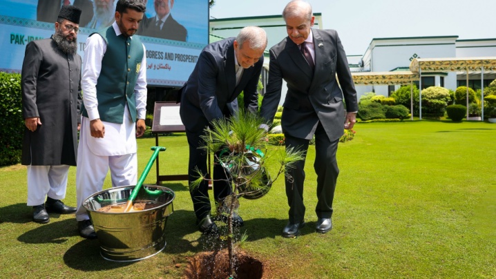 ترسیم نقشه راه تهران و اسلام آباد برای دستیابی به حجم روابط ۱۰ میلیارد دلاری