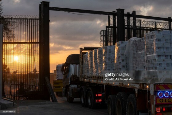 کامیون‌های کمک‌های بشردوستانه پیش از ورود به نوار غزه از گذرگاه رفح مصر عبور می‌کنند