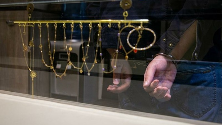 سارق از سقف وارد طلافروشی شد