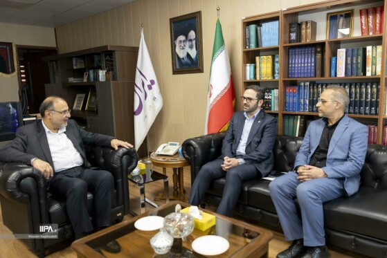 بازدید مدیرعامل بانک کشاورزی از روزنامه ایران