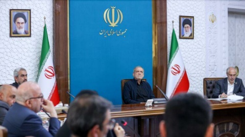 تاکید پزشکیان بر بازنگری در خصوصی‌سازی و تمرکز بر واگذاری مدیریت همراه با نظارت و پاسخگویی