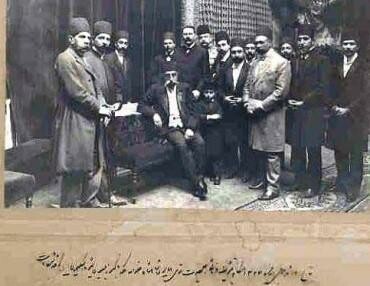 مظفرالدین شاه قانون مشروطه را امضا کرد