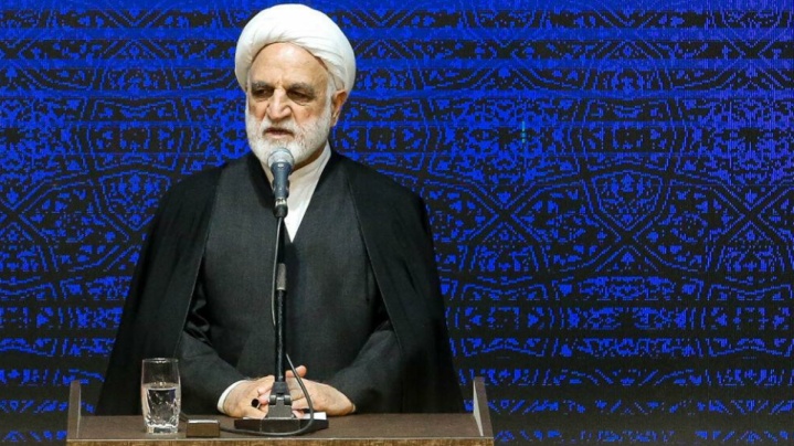 مردم با هر دیدگاه و طبقه، پشت نظام ایستاده‌اند