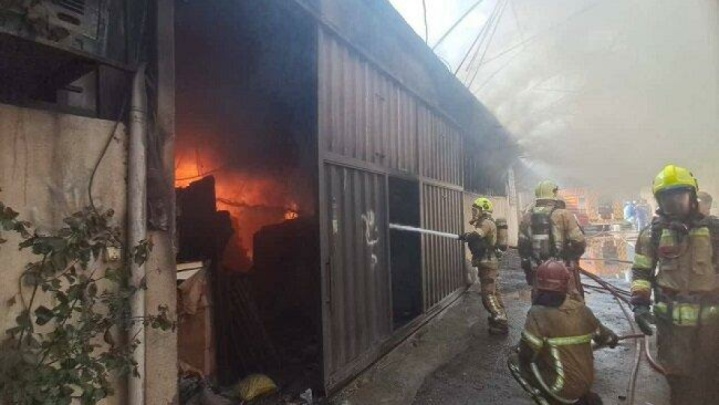 وقوع آتش‌سوزی در انبار نگهداری مصنوعات چوبی در جاده ساوه/ ۲ پیکر بر جای ماند