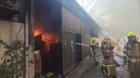 وقوع آتش‌سوزی در انبار نگهداری مصنوعات چوبی در جاده ساوه/ ۲ پیکر بر جای ماند