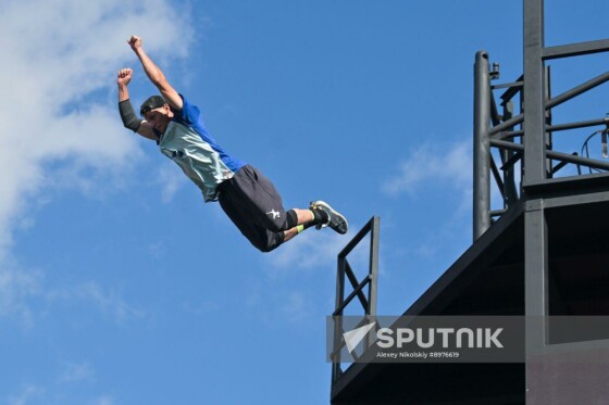 مرد جوانی در حال اجرای حرکات پارکور در محوطه سابق کارخانه کراسنی اکتیابر در مسکو، روسیه.