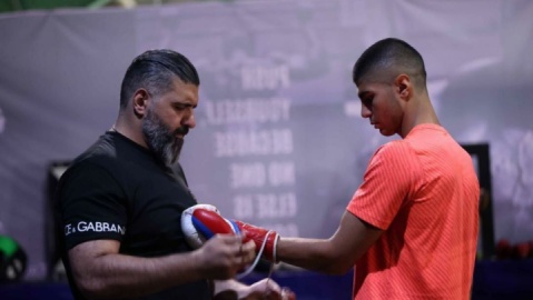 پسر دست پدر را گرفت